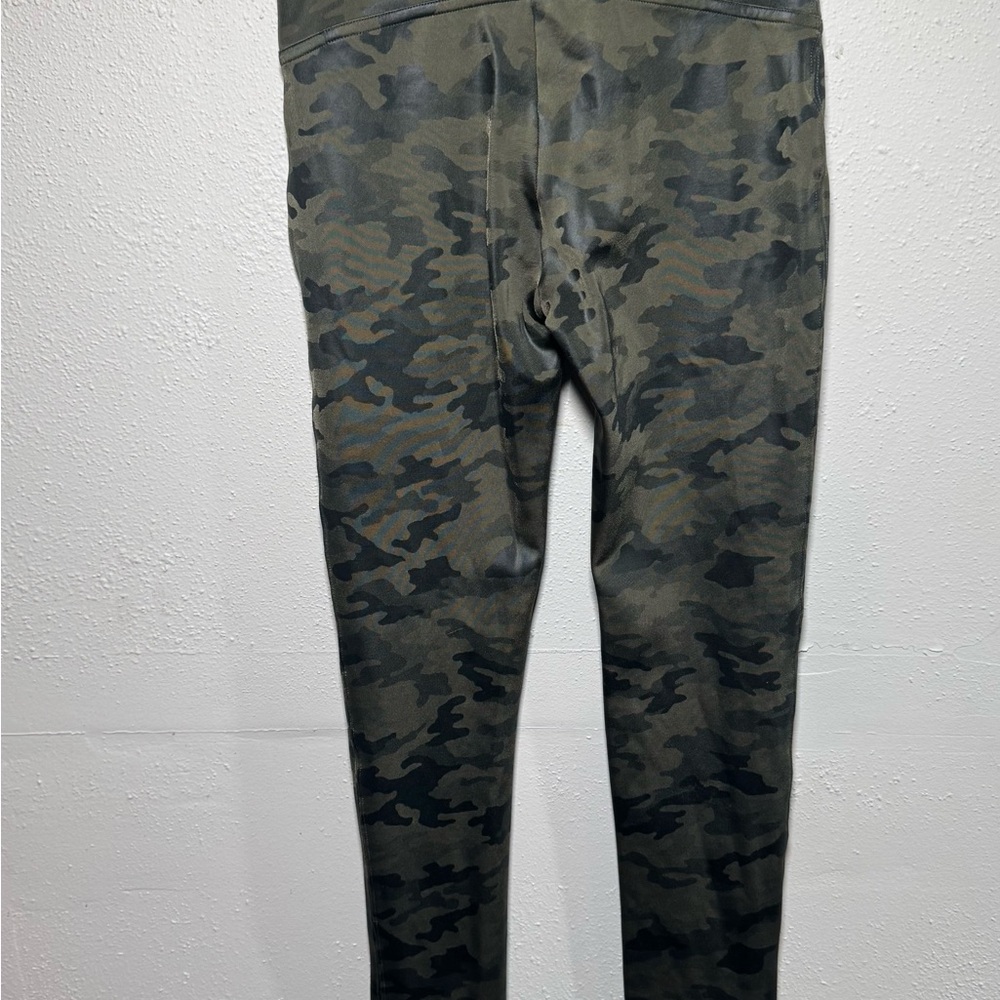 Spanx Faux Leather Camo Leggings Size small - Picture 8 of 9